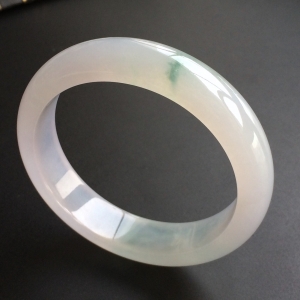 (超值推荐)糯冰种晴水略飘花手镯(56.8mm)