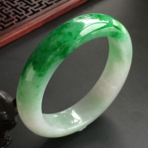 (超值推荐)糯冰种飘翠手镯(54.6mm)