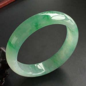 (超值推荐)糯冰种飘翠手镯(55.8mm)