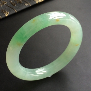(超值推荐)糯冰种飘翠略带黄花圆条手镯(57.1mm)