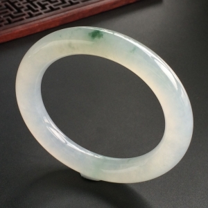(超值推荐)糯冰种飘花圆条手镯(52.8mm)