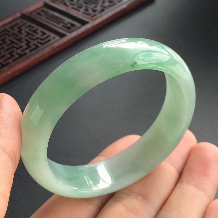 (超值推荐)糯冰种飘花贵妃镯(53.5mm-48.5mm)