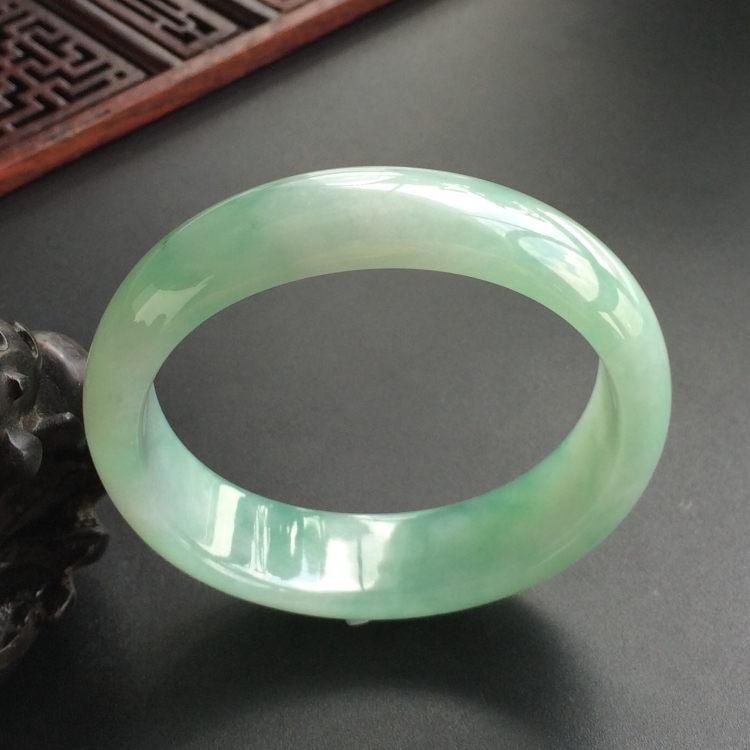 (超值推荐)糯冰种飘花贵妃镯(53.5mm-48.5mm)