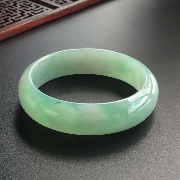 (超值推荐)糯冰种飘花贵妃镯(53.5mm-48.5mm)