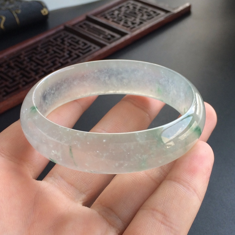 (超值推荐)冰玻种飘花贵妃镯(56.3mm-46.6mm)