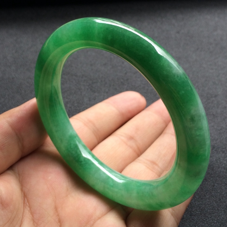 （超值推荐）糯冰种豆绿圆条手镯（57.3mm）