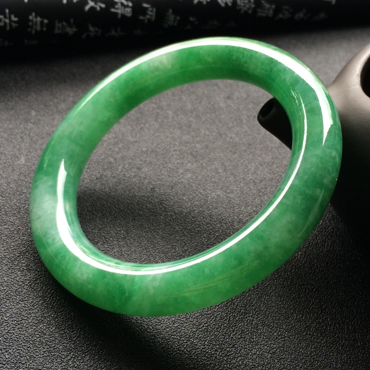 （超值推荐）糯冰种豆绿圆条手镯（57.3mm）