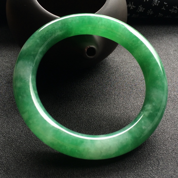 （超值推荐）糯冰种豆绿圆条手镯（57.3mm）