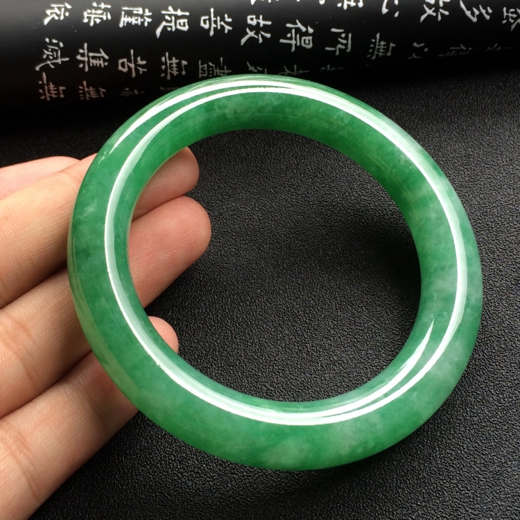 （超值推荐）糯冰种豆绿圆条手镯（57.3mm）