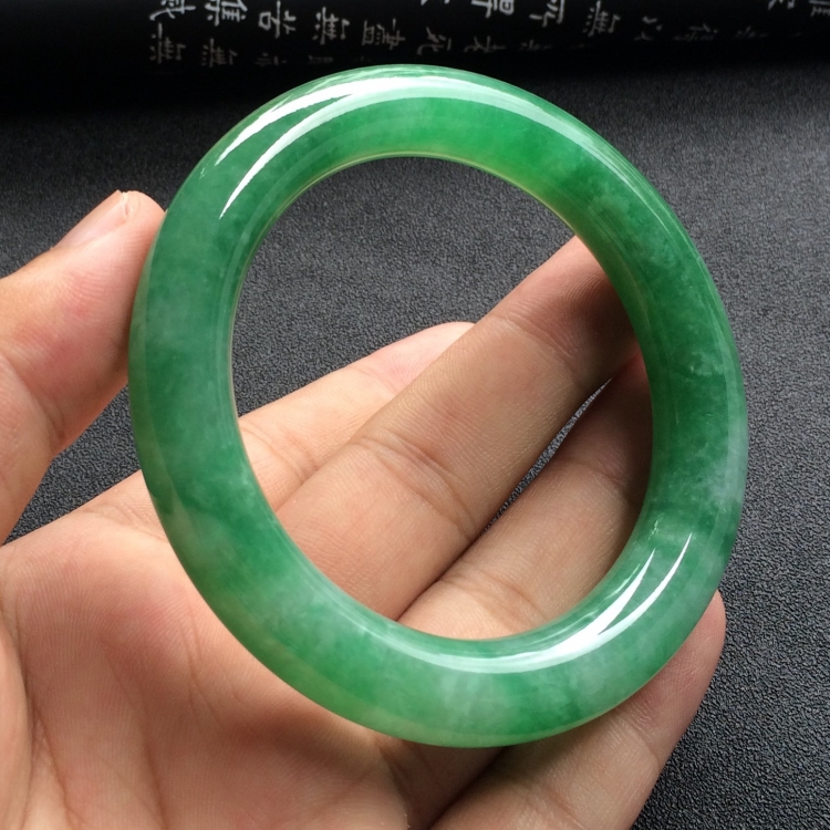 （超值推荐）糯冰种豆绿圆条手镯（57.3mm）