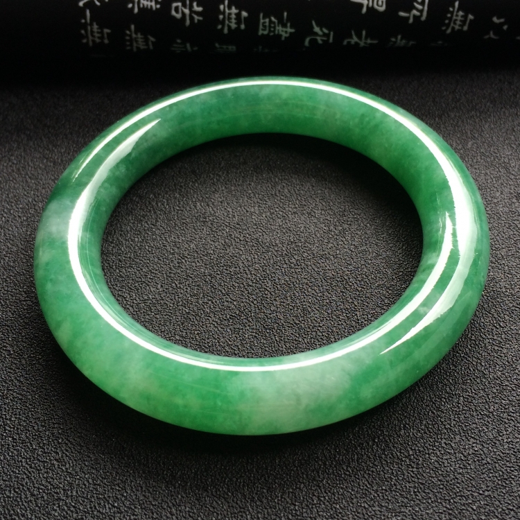 （超值推荐）糯冰种豆绿圆条手镯（57.3mm）