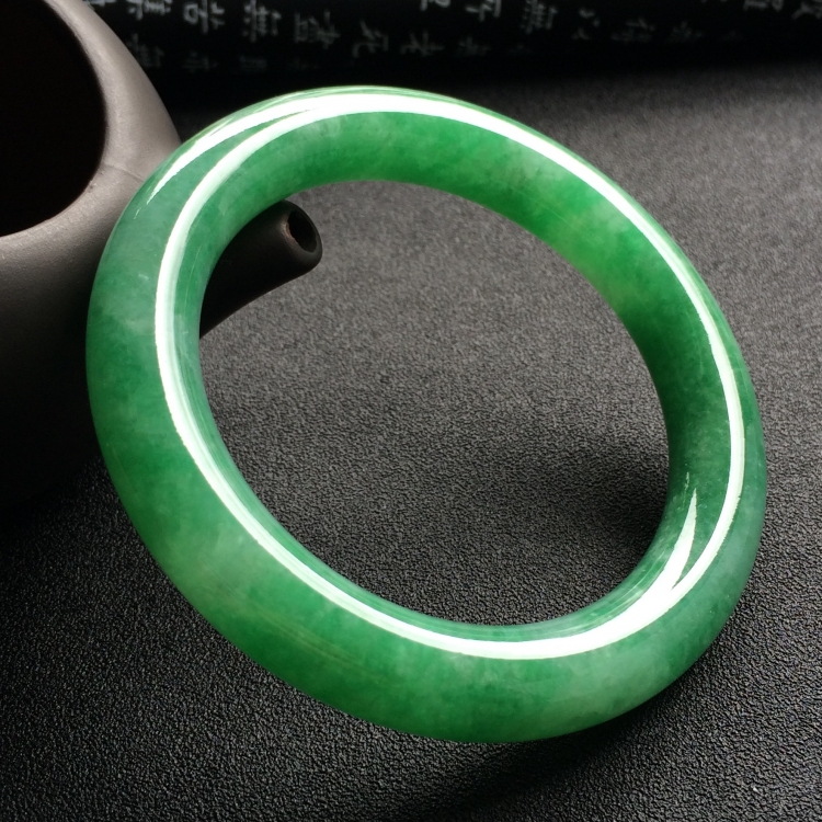 （超值推荐）糯冰种豆绿圆条手镯（57.4mm）