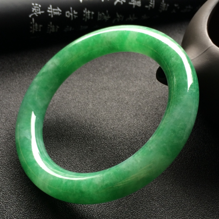 （超值推荐）糯冰种豆绿圆条手镯（57.4mm）