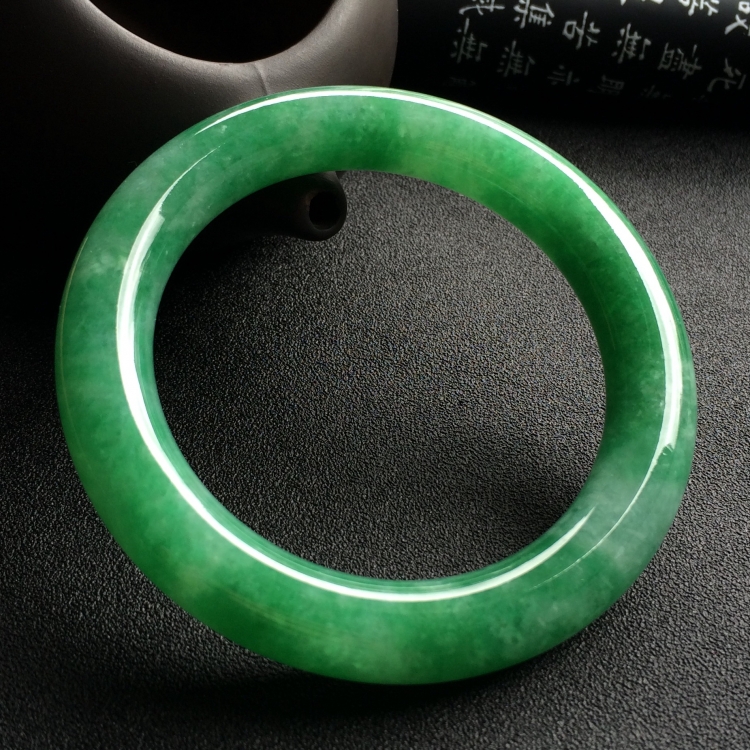 （超值推荐）糯冰种豆绿圆条手镯（57.4mm）