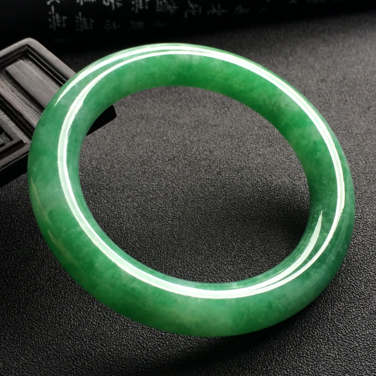 （超值推荐）糯冰种豆绿圆条手镯（57.4mm）