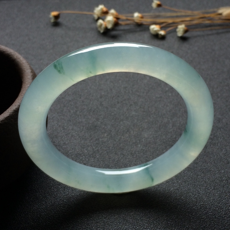 （超值推荐）冰种略飘花圆条手镯（55.3mm)