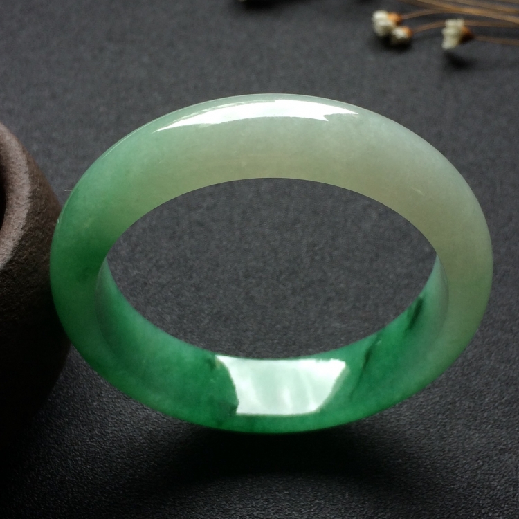 (超值推荐）糯冰种翠色飘花手镯（53.2mm)