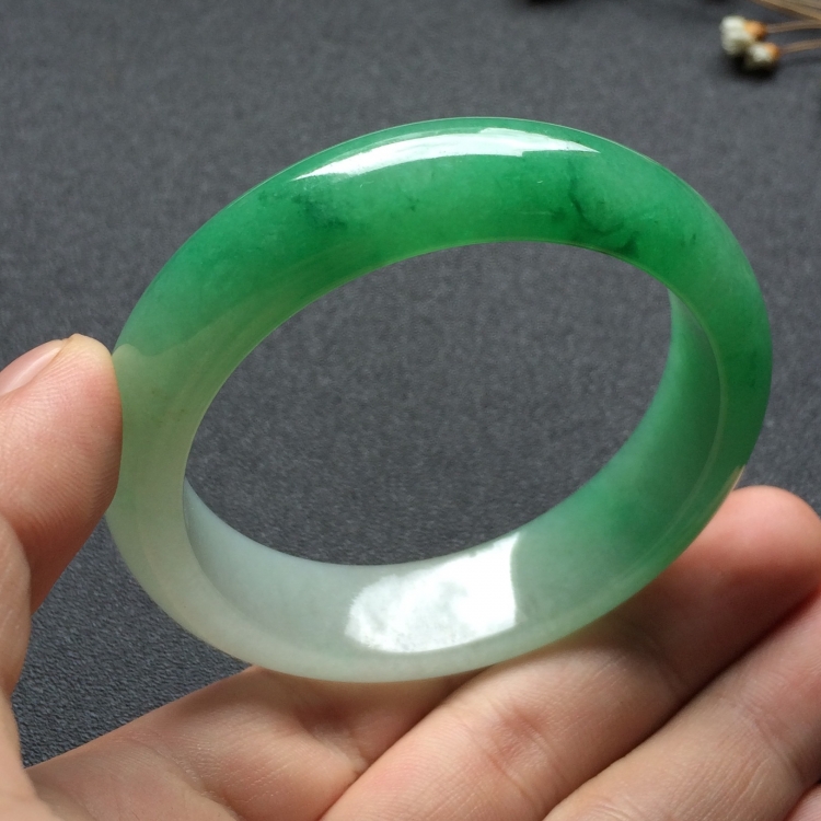 (超值推荐）糯冰种翠色飘花手镯（53.2mm)