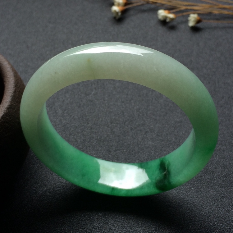 （超值推荐）糯冰种翠色飘花手镯（56.8mm)