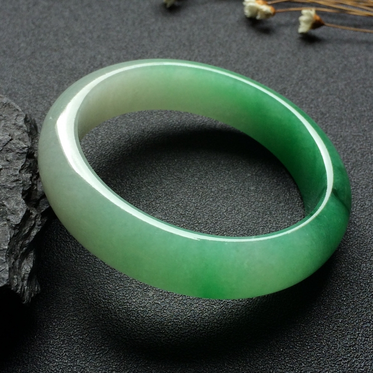 （超值推荐）糯冰种翠色飘花手镯（56.8mm)