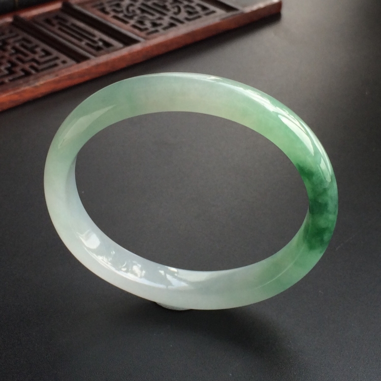 (超值推荐)糯冰种飘花贵妃镯(54.7mm-47mm)