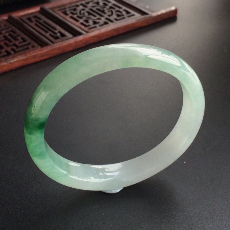 (超值推荐)糯冰种飘花贵妃镯(54.7mm-47mm)