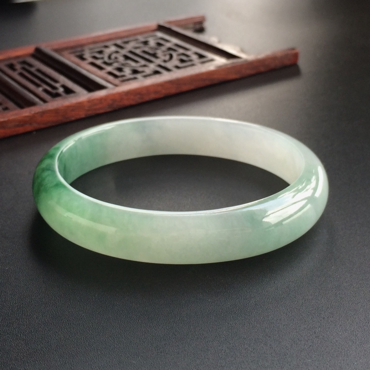 (超值推荐)糯冰种飘花贵妃镯(54.7mm-47mm)