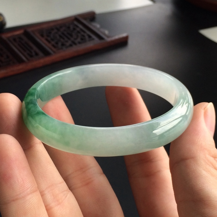 (超值推荐)糯冰种飘花贵妃镯(54.7mm-47mm)