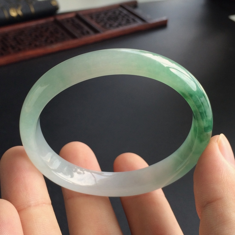 (超值推荐)糯冰种飘花贵妃镯(54.7mm-47mm)