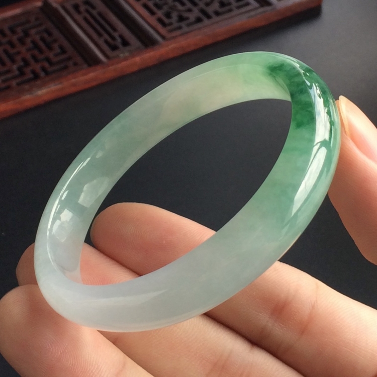 (超值推荐)糯冰种飘花贵妃镯(54.7mm-47mm)