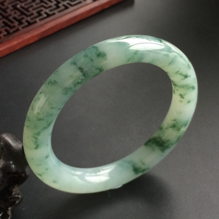 (超值推荐)糯冰种飘花圆条手镯(53.9mm)