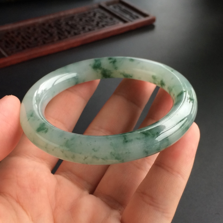 (超值推荐)糯冰种飘花圆条手镯(53.9mm)