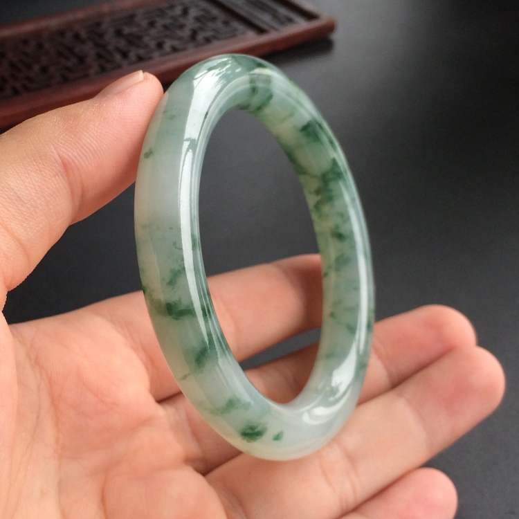 (超值推荐)糯冰种飘花圆条手镯(53.9mm)