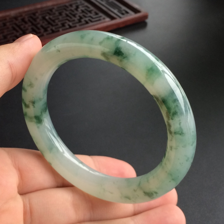 (超值推荐)糯冰种飘花圆条手镯(53.9mm)
