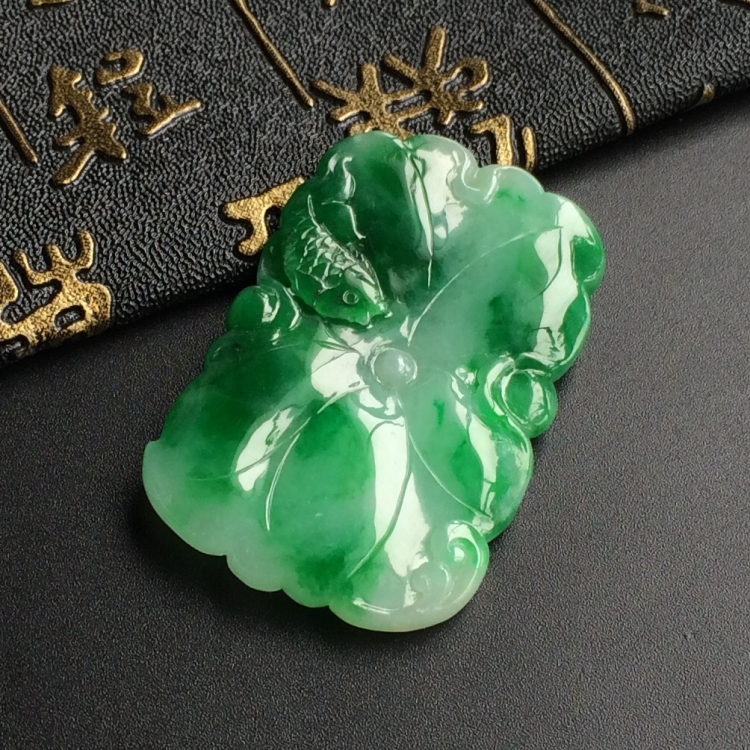 (超值推荐)糯冰种飘翠连年有余挂件