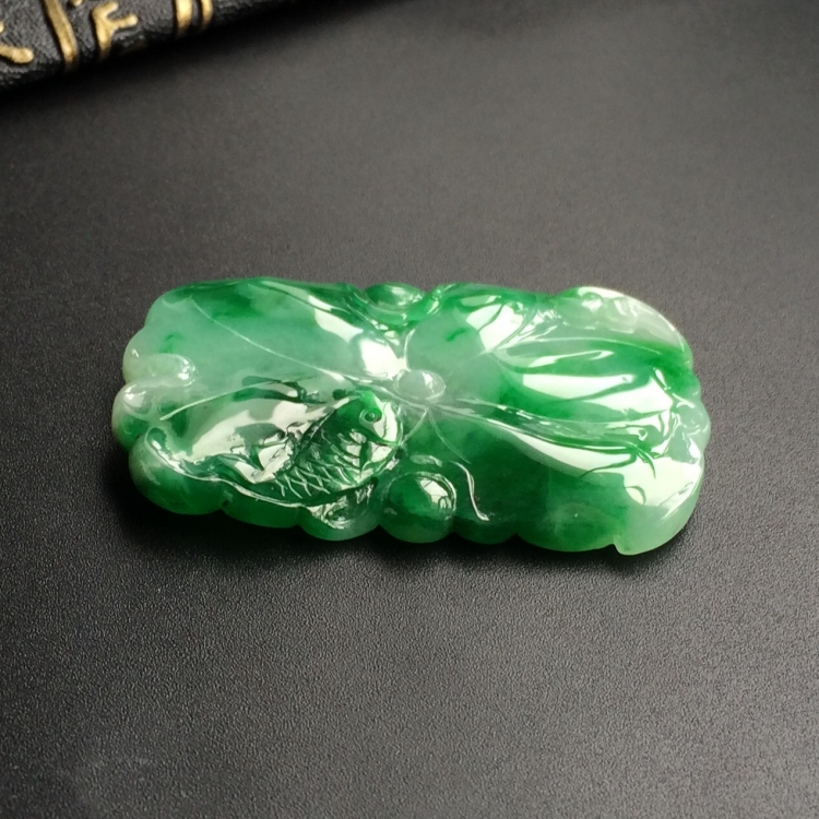 (超值推荐)糯冰种飘翠连年有余挂件
