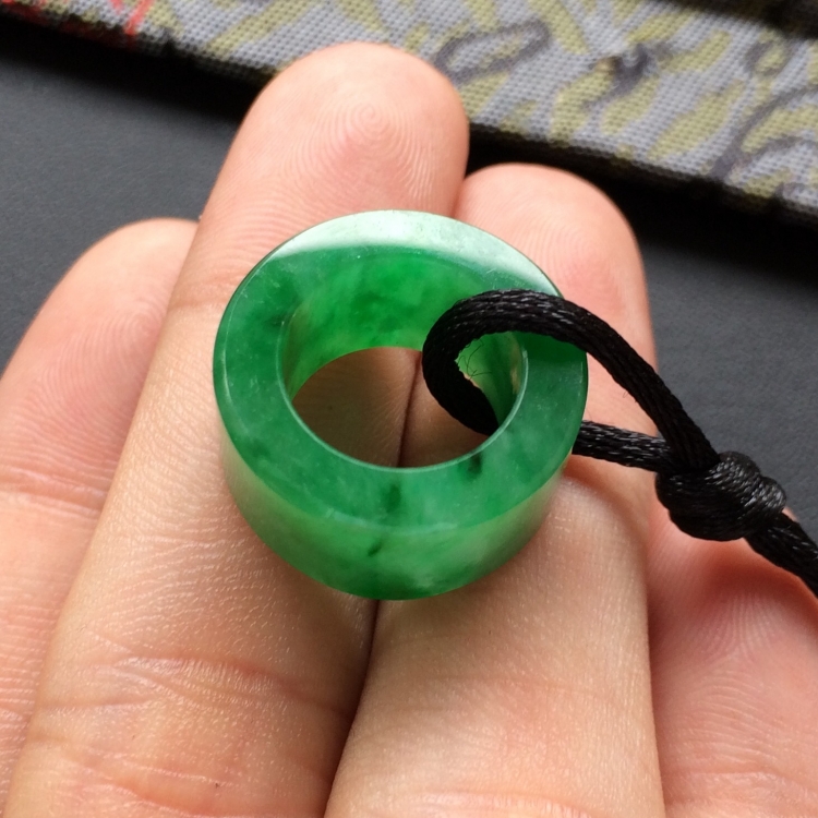 (超值推荐)糯冰种翠绿路路通挂件