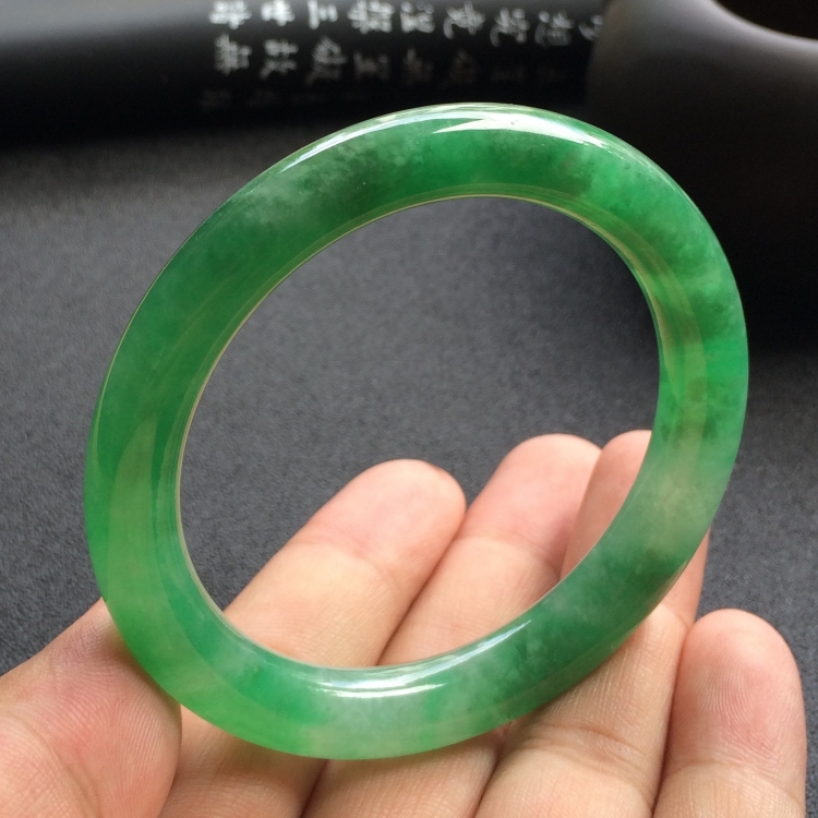 （超值推荐）糯冰种翠色圆条手镯（54.3mm）