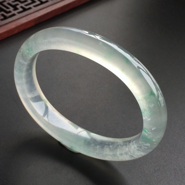 (超值推荐)冰玻种飘花贵妃镯(54.1mm-44.8mm)