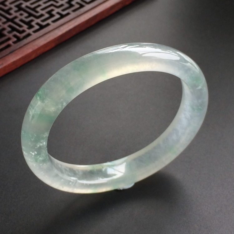 (超值推荐)冰玻种飘花贵妃镯(54.1mm-44.8mm)