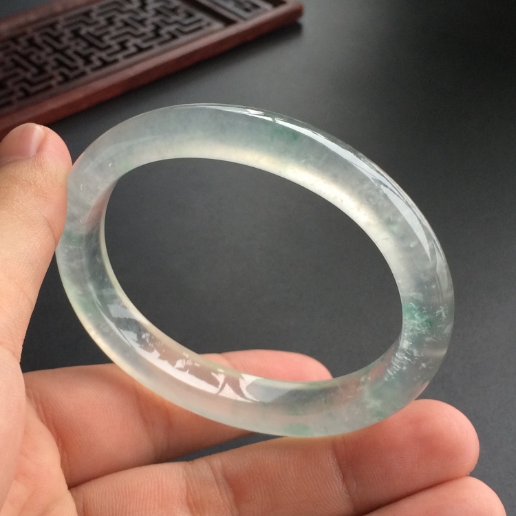(超值推荐)冰玻种飘花贵妃镯(54.1mm-44.8mm)