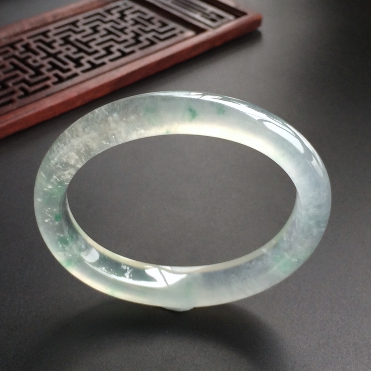 (超值推荐)冰玻种飘花贵妃镯(54.1mm-44.8mm)