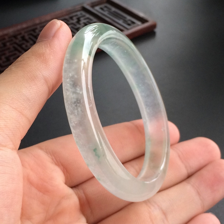 (超值推荐)冰玻种飘花贵妃镯(54.1mm-44.8mm)