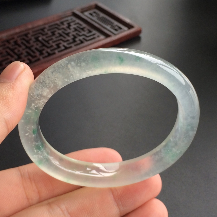 (超值推荐)冰玻种飘花贵妃镯(54.1mm-44.8mm)