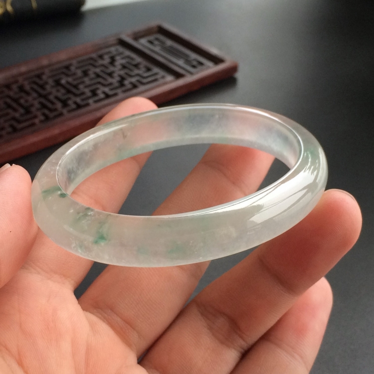 (超值推荐)冰玻种飘花贵妃镯(54.1mm-44.8mm)