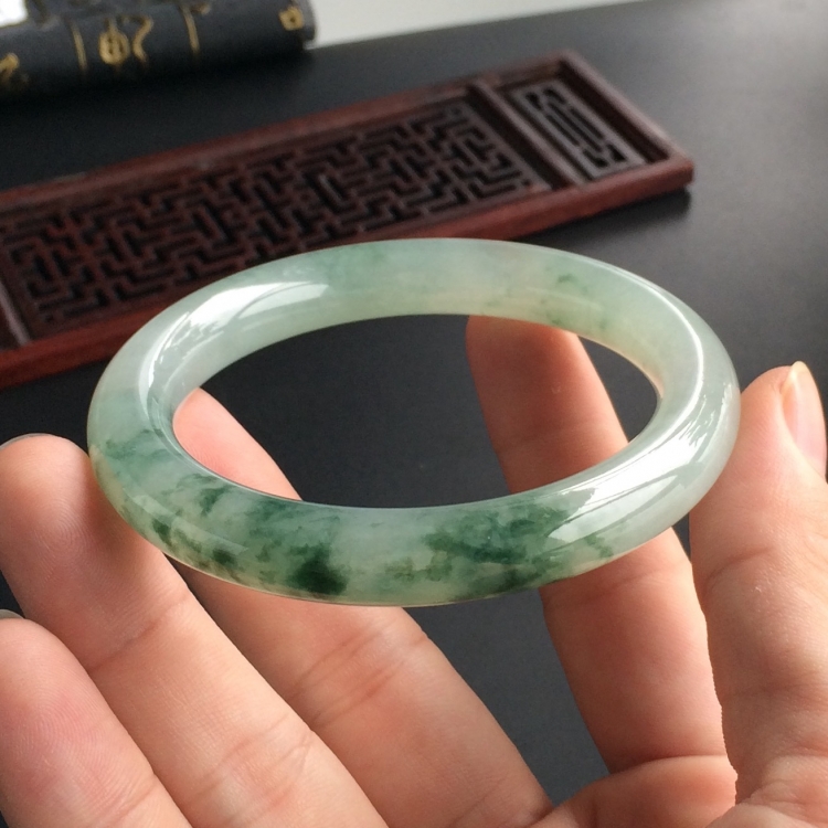 (超值推荐)糯冰种飘花圆条手镯(56.7mm)