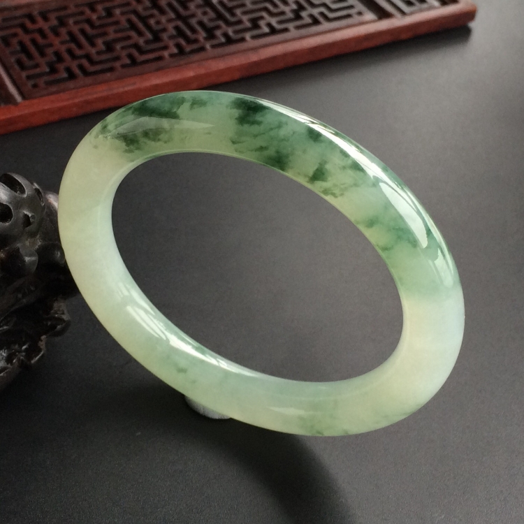 (超值推荐)糯冰种飘花圆条手镯(56.7mm)