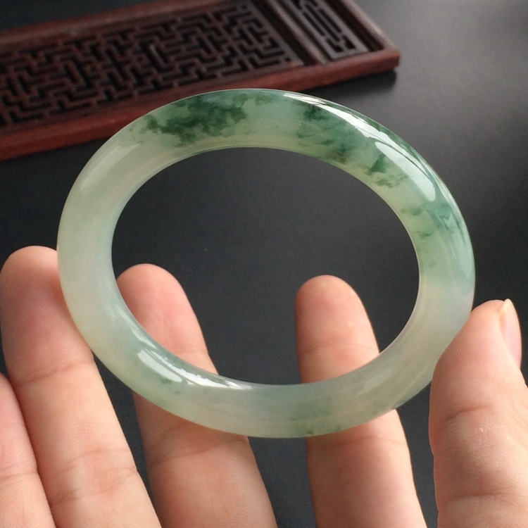 (超值推荐)糯冰种飘花圆条手镯(56.7mm)