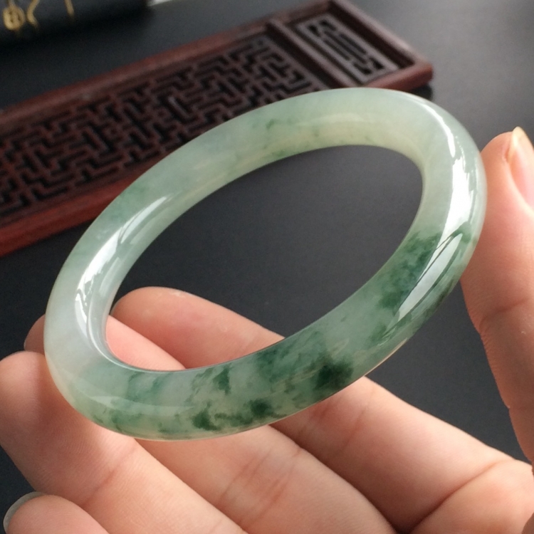 (超值推荐)糯冰种飘花圆条手镯(56.7mm)