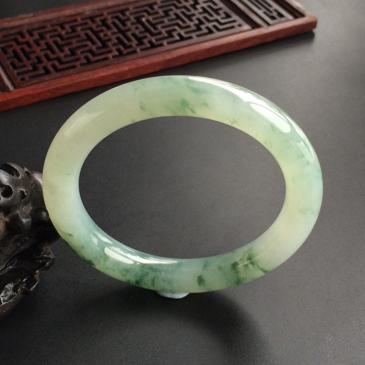 (超值推荐)糯冰种飘花圆条手镯(56.7mm)